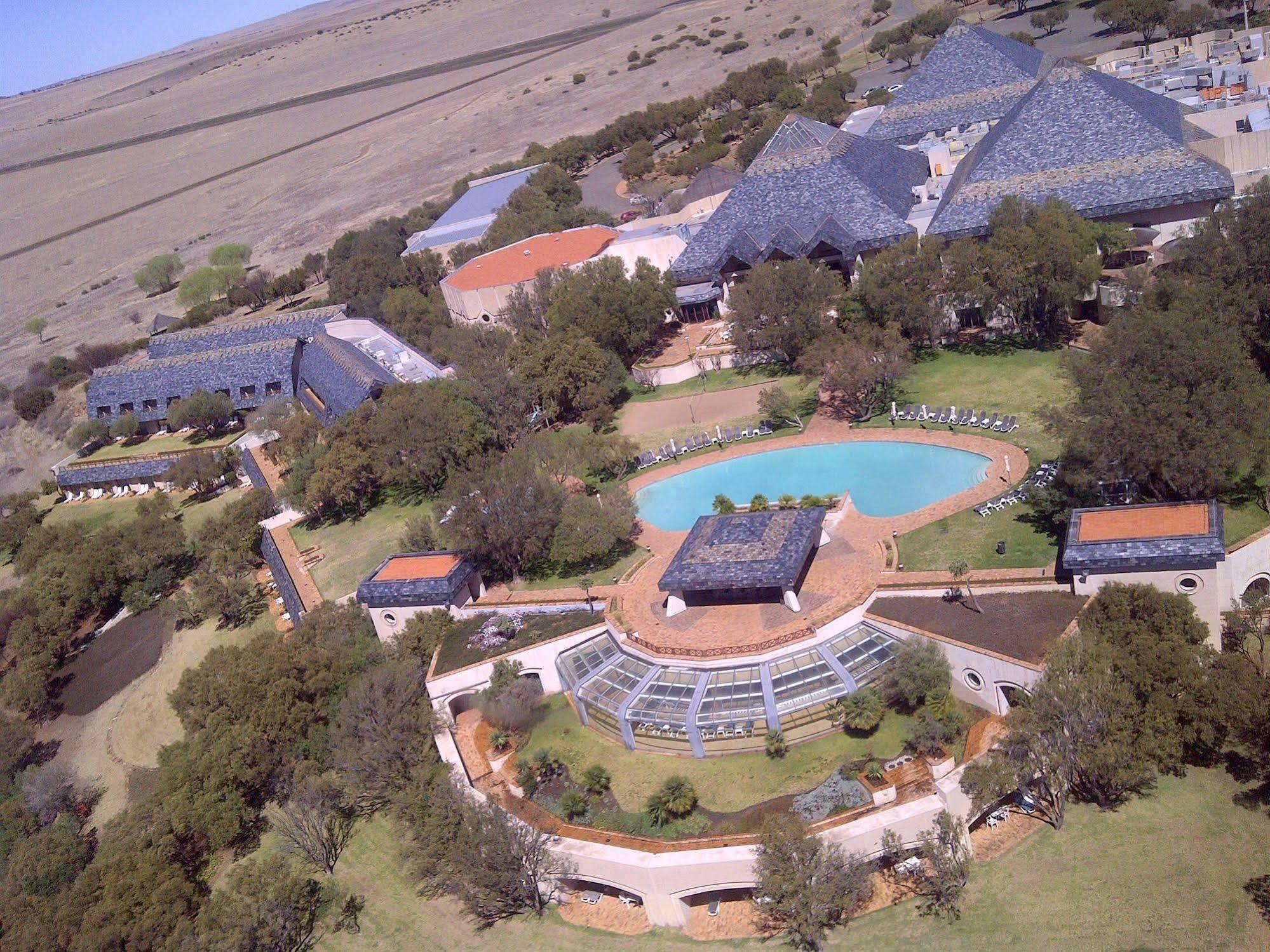 Black Mountain Leisure And Conference Hotel Groothoek Buitenkant foto